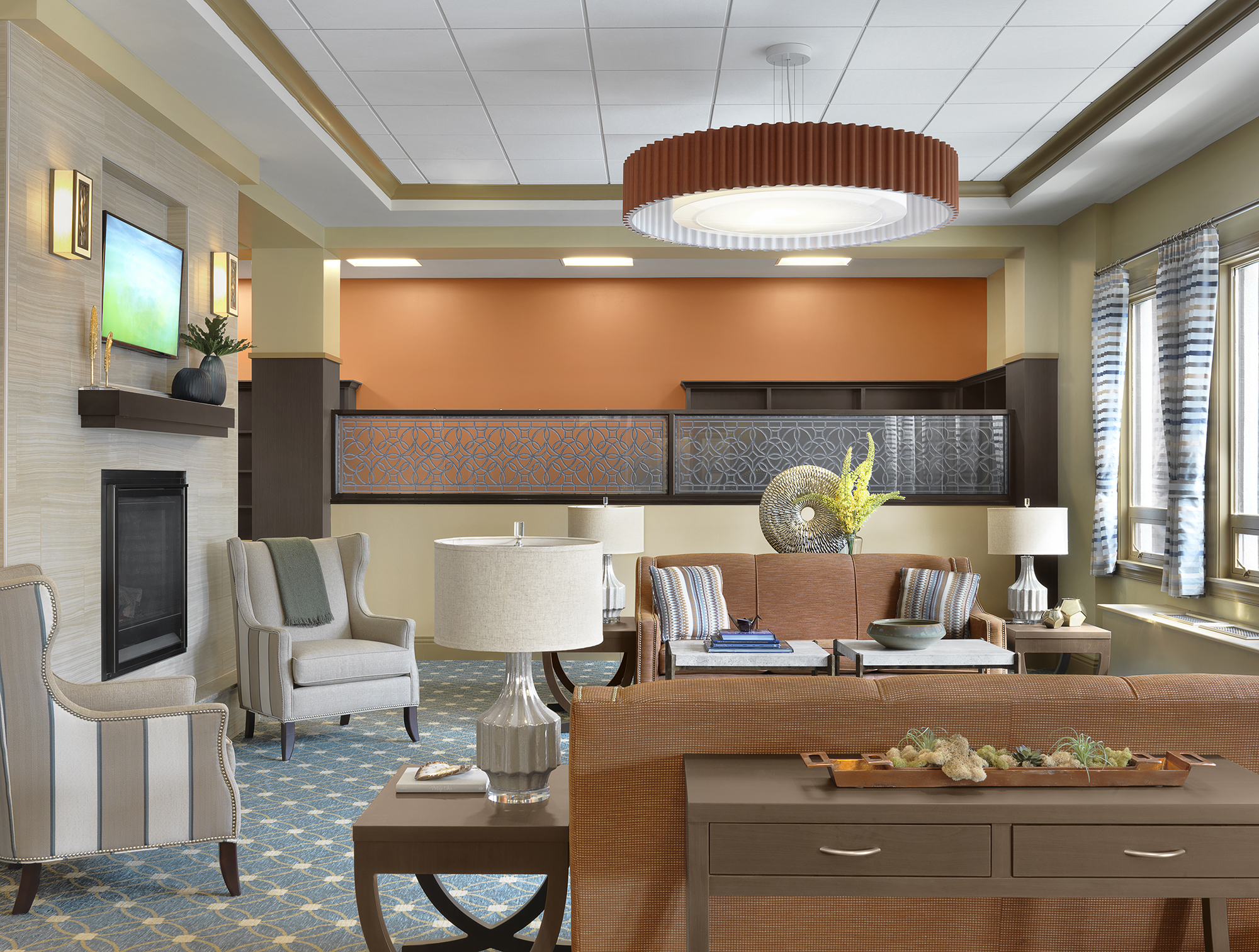 The common lounge at Kingswood Senior Living Located in Kansas City, MO.