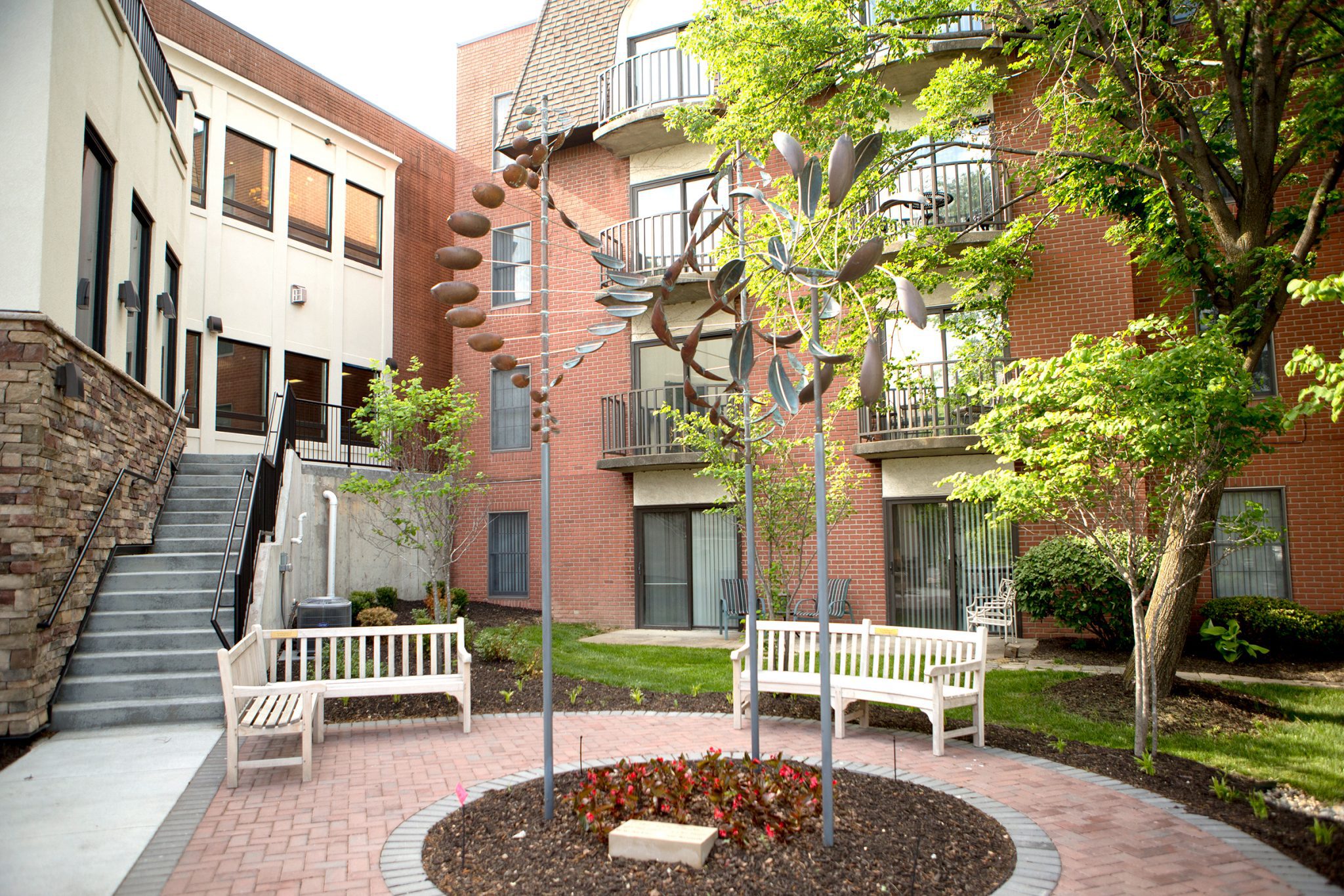 The courtyard of Kingswood Senior Living Located in Kansas City, MO.