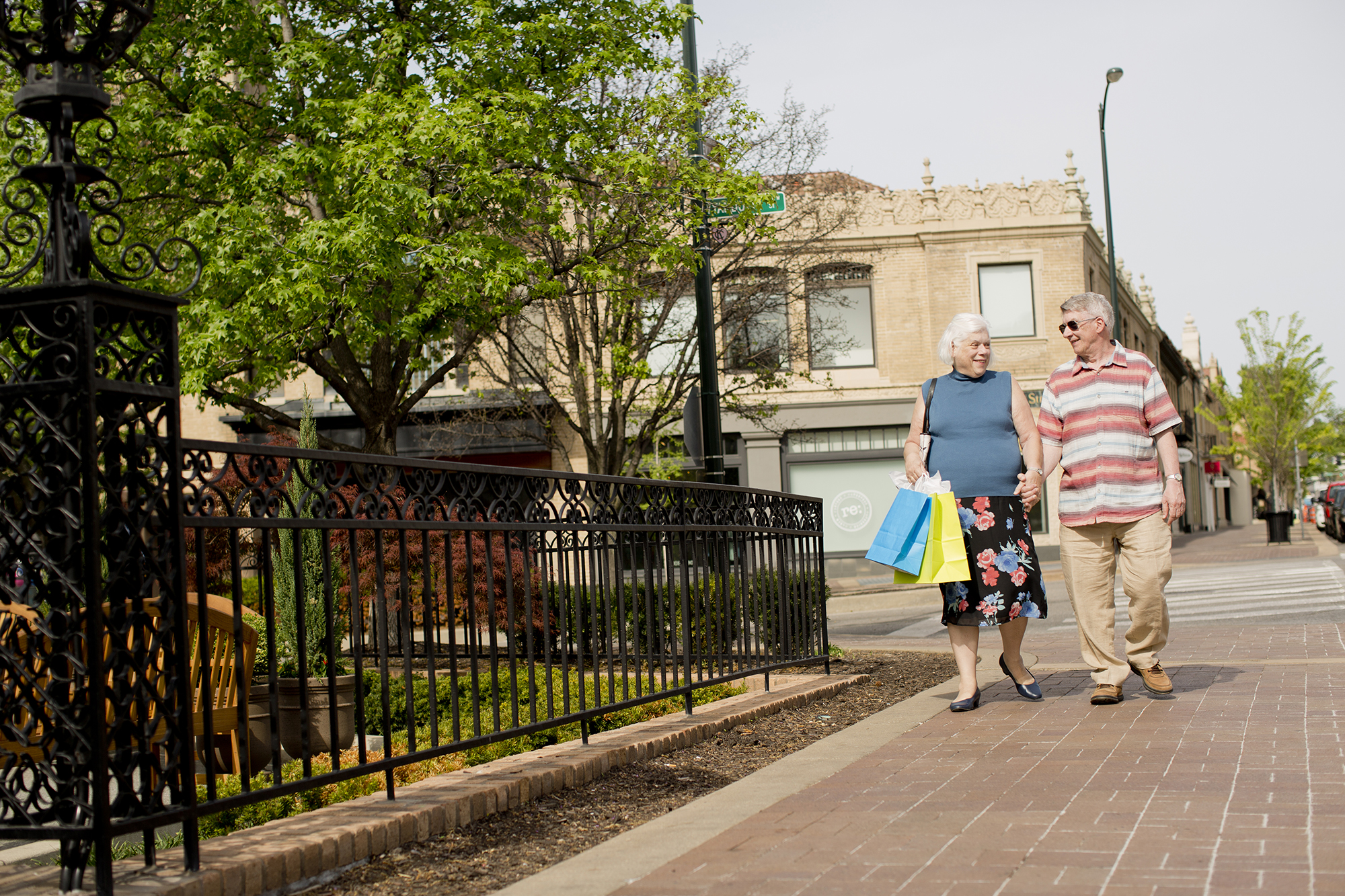 A couple walking on the Country Club Plaza in Kansas City, MO.